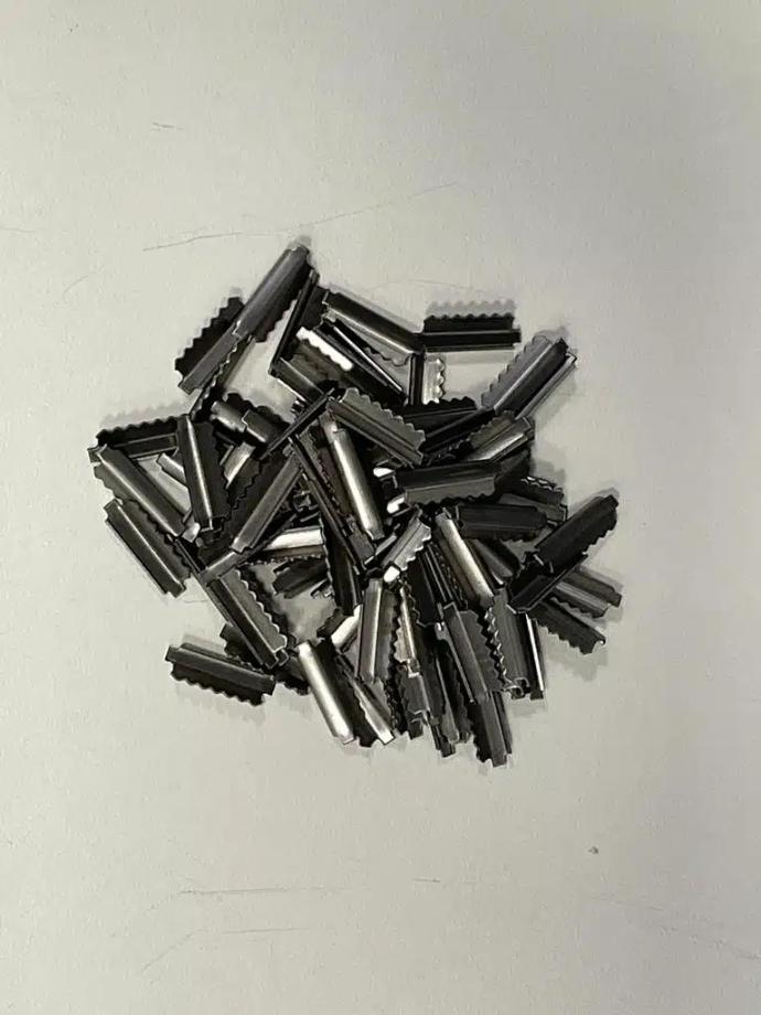 Agrafes métalliques de maintien fournies dans le kit