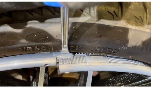Application de la colle cyanoacrylate sur les extrémités de l'anneau