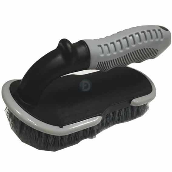 [L045] Brosse tapis rigide